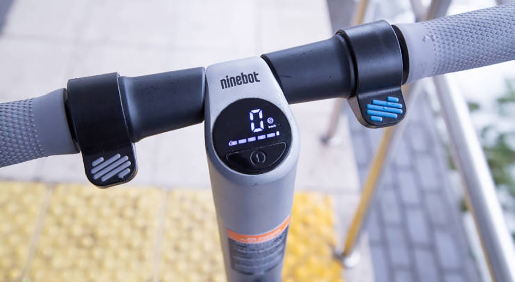 Ninebot by Segway KickScooter Es4 - инфрмативный дисплей