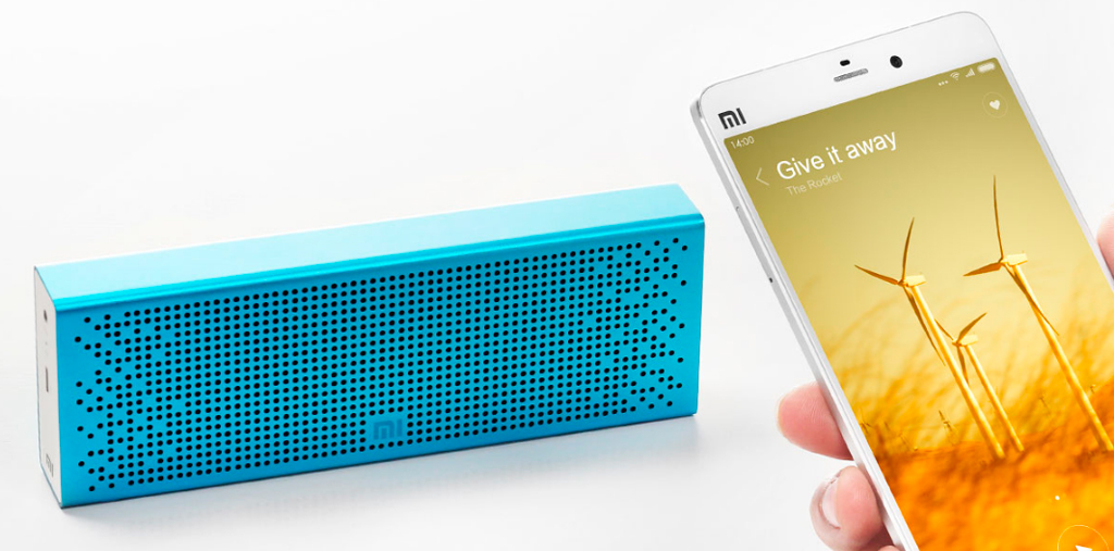 Xiaomi Mi Bluetooth Speaker оснащена микрофоном