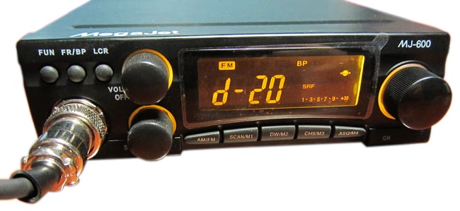 MegaJet MJ-600 – автомобильная радиостанция с мощностью 10 Вт и поддержкой 240 частотных каналов