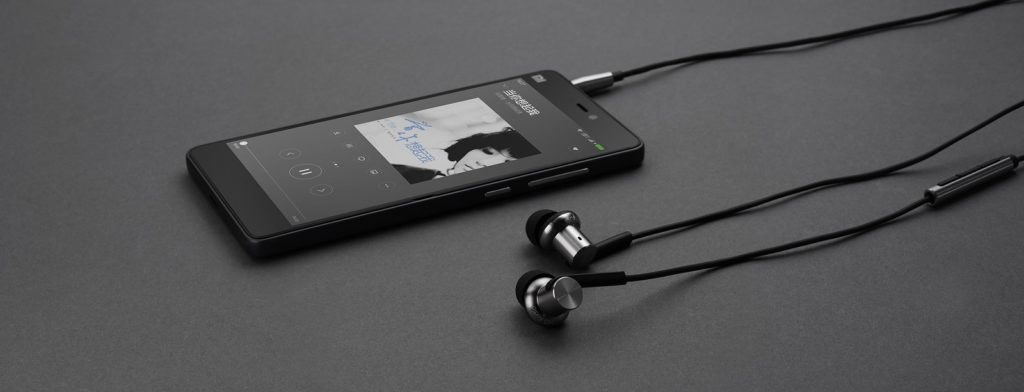 Наушники Xiaomi Mi In-Ear Headphone Silver - футуристичный дизайн